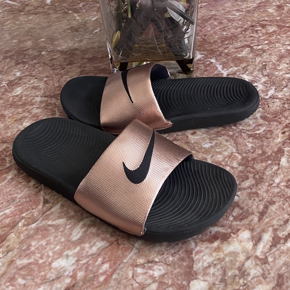 Nike Women’s Kawa Metallic Bronze Black Slide Sandals Size 7.